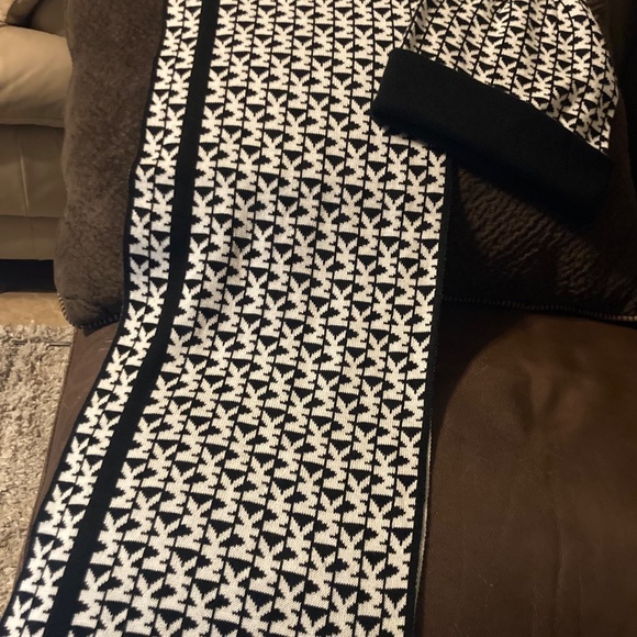 Michael Kors black and white infinity Scarf and matching Beanie Hat NWT - Picture 2 of 3